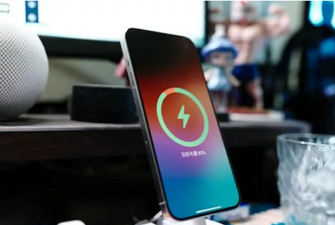 永济苹果15换屏服务分享用什么充电器给iPhone15充电更好 